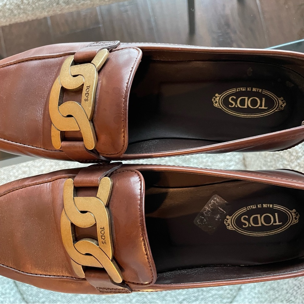 TOD'S Brown Leather Loafers with Gold Chain Accent